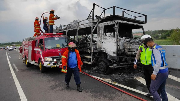 Puluhan Motor Ludes Jadi Rongsokan, Imbas Truk Gendong Terbakar di Tol Nganjuk