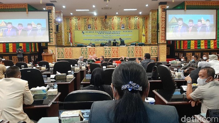 Rapat paripurna DPRD Pekanbaru soal usulan pemecatan Ketua DPRD