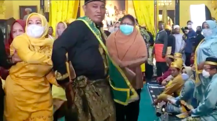 Ratu Kesultanan Pontianak, Nina Widiastuti, melaporkan tindakan dugaan penganiayaan yang dialaminya saat diseret keluar dari keraton (Screenshot video viral)