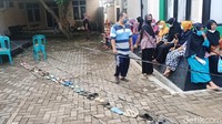 Penanggungjawab vaksin Puskesmas Siwalan, Dino Prasetyo, menjelaskan antrean sandal warga yang akan vaksin tersebut sudah terjadi sejak satu bulan terakhir.