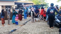 Sebagian warga sengaja datang pagi-pagi untuk menaruh sandalnya di antrean lalu pulang lagi melanjutkan aktivitasnya di rumah.