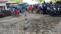 Puskesmas Siwalan menyediakan sebanyak 500 dosis vaksin hari ini. Menurutnya kuota itu akan terpenuhi dalam sehari karena antusiasme warga yang tinggi.
