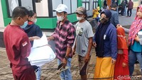 Kepala Dinas Kesehatan Kabupaten Pekalongan, Setiawan Dwiantoro, menambahkan bahwa capaian vaksinasi Corona di wilayahnya untuk dosis pertama mencapai 353.498 atau 47,27 persen.