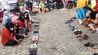 Antrean ratusan sandal mengular di halaman Puskesmas Siwalan.