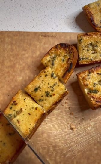 Resep Garlic Bread Viral di TikTok. Cara Membuatnya Sangat Mudah