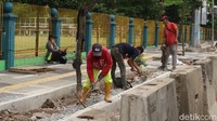 Penataan trotoar dilakukan dengan konsep penataan complete street, yaitu penataan ulang ruas jalan sesuai dengan fungsinya untuk mengakomodir seluruh kebutuhan pengguna jalan sesuai porsi yang tepat dengan memprioritaskan pejalan kaki, pesepeda, dan pengguna transportasi umum.