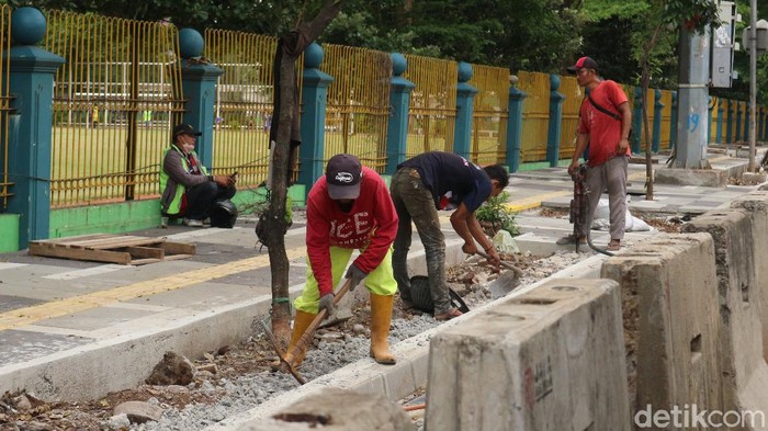 Revitalisasi Trotoar Jalan Suryo Jaksel Terus Dikebut Pemprov DKI Jakarta melalui Dinas Bina Marga merenovasi 10 pedestrian di Jakarta. Salah satunya di kawasan Jalan Suryo, Jakarta Selatan.