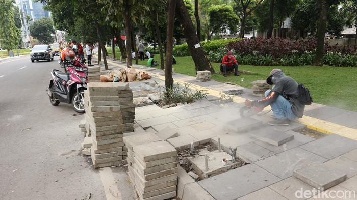Pemprov DKI Jakarta melalui Dinas Bina Marga merenovasi 10 pedestrian di Jakarta. Salah satunya di kawasan Jalan Suryo, Jakarta Selatan.