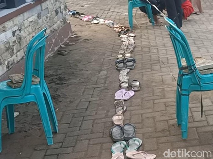 Sandal-sandal antre vaksin Corona di Puskesmas Siwalan, Kabupaten Pekalongan, Selasa (2/11/2021).