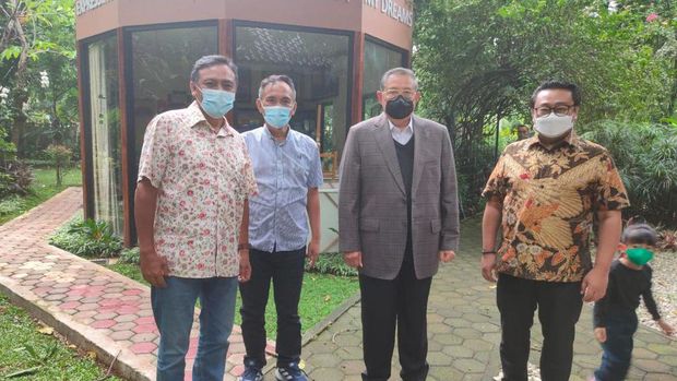 SBY dan tiga elite Demokrat sebelum berangkat pengobatan kanker prostat (Dok. Twitter Andi Arief).