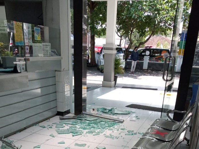 Seorang pasien tiba-tiba ngamuk pecah kaca Rumah Sakit Jati Husada Karanganyar, Selasa (2/11/2021).
