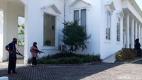 Rentetan tembakan terdengar dari kantor Bupati yang berada di kompleks pekantoran terpadu Pemkab Boyolali tersebut. Sebagian dari mereka langsung masuk ke ruang Merbabu. Sedangkan sebagian menjaga di pintu-pintu masuk dan diluar gedung kantor Bupati. Gedung putih pun dikepung teroris.