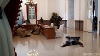 Bupati bersama Wakil Bupati yang sedang rapat bersama sejumlah stafnya pun tak sempat melarikan diri. Mereka langsung disandera para teroris. Bupati diminta mengubungi Gubernur dan penyandera meminta tebusan Rp 10 miliar. 