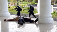 Tim pembebasan tawanan dengan cepat menyerbu masuk ke kantor Bupati. Rentetan tembakan kembali terdengar. Dalam waktu singkat, tim pembebasan dari Yonif Raider Mekanik 411/Pandawa berhasil melumpuhkan para teroris. Bupati, Wakil Bupati dan stafnya berhasil diselamatkan dan dievakuasi ke tempat aman.