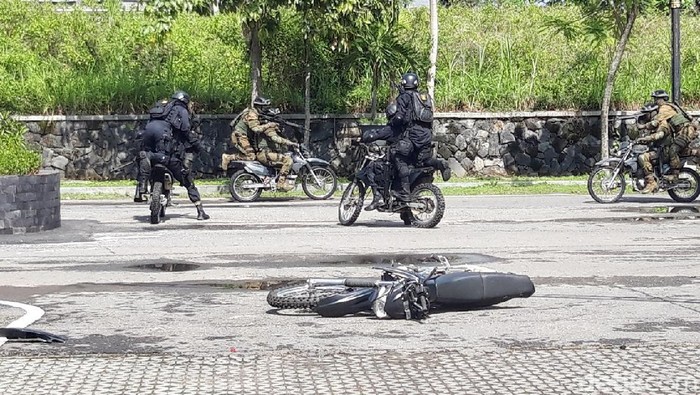 Seperti Ini Kerennya Simulasi Pembebasan Sandera Oleh TNI Yonif Raider Mekanik 411/Pandawa, Salatiga, menggelar simulasi latihan puncak pemeliharaan kemampuan Raider. Ini foto-fotonya.