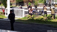 Kelompok teroris dengan mengendari sepeda motor tiba-tiba datang ke kantor Bupati Boyolali. Dengan bersenjata laras panjang, teroris itu langsung masuk dan menyadera Bupati dan Wakil Bupati yang saat itu sedang rapat bersama sejumlah stafnya.