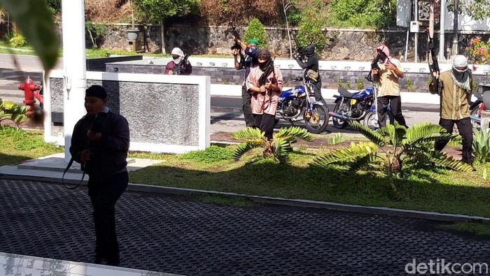 Seperti Ini Kerennya Simulasi Pembebasan Sandera Oleh TNI Yonif Raider Mekanik 411/Pandawa, Salatiga, menggelar simulasi latihan puncak pemeliharaan kemampuan Raider. Ini foto-fotonya.