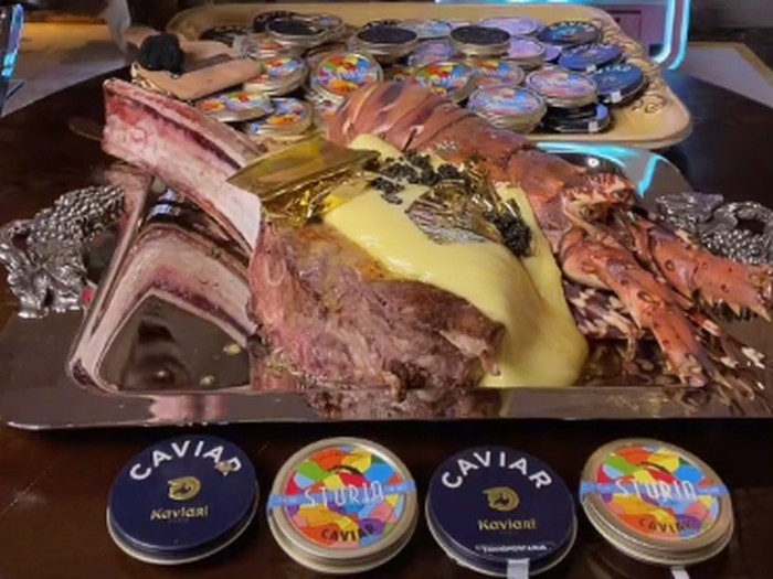 Sisca Kohl Bikin Tomahawk Steak Lapis Emas dan Topping Kaviar