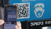 Sejumlah protokol kesehatan juga diterapkan demi mencegah penyebaran COVID-19. Para pengunjung diukur suhu tubuh. Kemudian setiap pengunjung dewasa harus menscan barcode Peduli Taman.