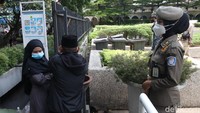 Petugas dari Dinas Perumahan Kawasan Permukiman, Pertanahan, dan Pertamanan (DPKP3) Kota Bandung bersama Satpol PP Kota Bandung berjaga di pintu masuk untuk memeriksa kesiapan protokol kesehatan (prokes) dari para pengunjung.