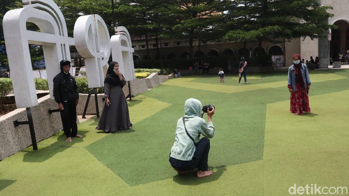 Taman Alun-alun Kota Bandung Kembali Dibuka Kabar gembira buat yang rindu bermain di rumput sitentis Taman Alun-alun Bandung. Ruang publik yang berada di pusat Kota Bandung, ini sudah kembali dibuka.