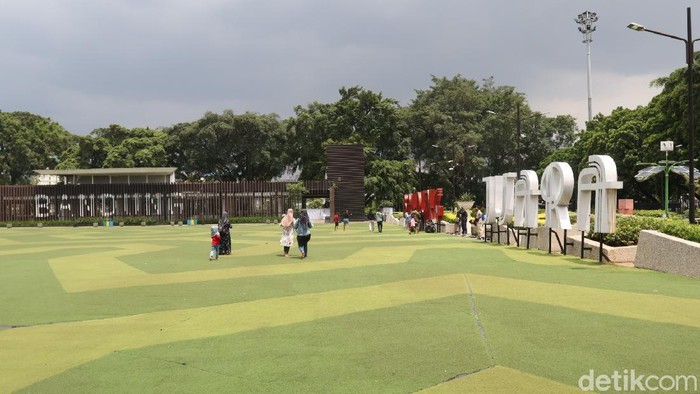 Taman Alun-alun Kota Bandung Kembali Dibuka Kabar gembira buat yang rindu bermain di rumput sitentis Taman Alun-alun Bandung. Ruang publik yang berada di pusat Kota Bandung, ini sudah kembali dibuka.
