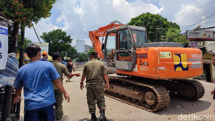 Tanggul Jebol di Perumahan Bumi Nasio Indah Bekasi Mulai Diperbaiki.