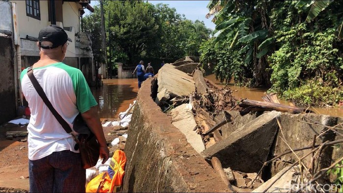 Tanggul Jebol di Perumahan Bumi Nasio Indah Bekasi.