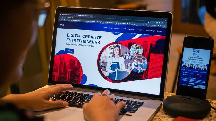 Telkomsel menggelar Digital Creative Enterpreneurs (DCE) 2021, sebuah cara untuk mengakselerasi transformasi digital sektor para pelaku Usaha Kecil Menengah (UKM) di Indonesia.