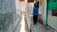 Akses jalan tersebut tidak langsung lurus ke jalan raya.