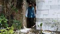 Itu merupakan jalan darurat. Rencananya, sesuai hasil mediasi di Kantor Kelurahan Rungkut Menanggal pada Senin (1/11), tetangga depan rumah Ridwan meminta waktu 8 bulan untuk merampungkan pembangunan kamar. Setelah itu, pihaknya akan memberikan akses jalan selebar 1 meter.