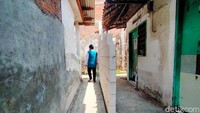 Saat melewati jalan tersebut, keluarga Ridwan harus belok kanan dan ke kiri.