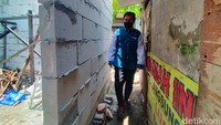 Sebelumnya diberitakan, Ridwan mempunyai dua akses keluar masuk rumah. Yakni lewat depan rumah dan samping kanan. Namun dua jalan tersebut ditutup dengan tembok oleh para tetangganya.
