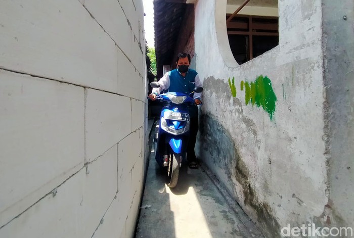Tembok Dibongkar, Kini Keluarga Ridwan Dapat Akses Jalan Lagi Tembok tetangga depan rumah keluarga Muhammad Ridwan (37) sudah dibongkar. Melalui jalan darurat itu, keluarga Ridwan dapat akses selebar 60 cm sampai satu meter. Ridwan merupakan Warga Rungkut Menanggal, Surabaya.
