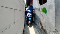 Pantauan detikcom sekitar pukul 11.00 WIB, tembok di depan rumah Ridwan di Rungkut Menanggal, Surabaya, sudah terbongkar.