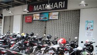 Kabar tersebut awalnya beredar di media sosial di mana terdapat potongan gambar yang menyebutkan pengumuman penutupan Matahari di Pasar Baru.