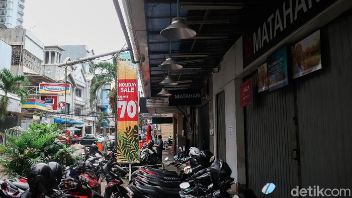 Terkini! Suasana Gerai Matahari yang Tutup di Pasar Baru Satu per satu gerai ritel raksasa harus tutup akibat pandemi COVID-19. Teranyar, Matahari Department Store Tbk (LPPF) resmi menutup gerai yang ada di Pasar Baru.