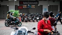 Suasana toko Matahari di kawasan Pasar Baru, Jakarta Pusat, yang tutup terhitung tanggal 1 November 2021, Selasa (2/11/2021).