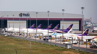 Maskapai penerbangan asal Thailand, Thai Airways International memutuskan untuk mengurangi armada dan tenaga kerjanya. Thai Airways yang tengah berjuang bertahan hidup akan menjual 42 unit pesawat dan melakukan pemangkasan pada sepertiga karyawannya. Foto: AFP/Jack Taylor