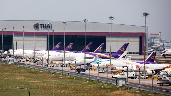 Thai Airways Kolaps Maskapai Thailand, Thai Airways, berupaya pulih dari kebangkrutan. Maskapai akan menjual 42 pesawat dan mem-PHK sepertiga tenaga kerjanya untuk mengurangi biaya operasional.