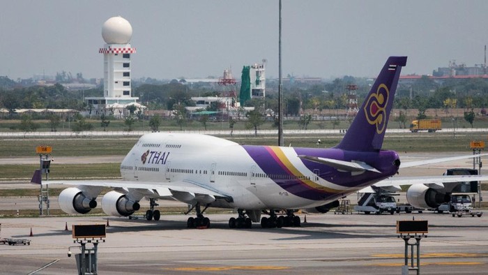 Maskapai Thailand, Thai Airways, berupaya pulih dari kebangkrutan. Maskapai akan menjual 42 pesawat dan mem-PHK sepertiga tenaga kerjanya untuk mengurangi biaya operasional.