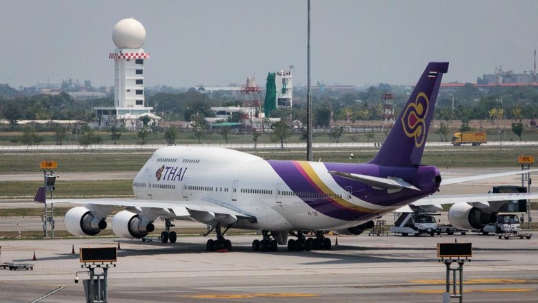 Thai Airways Kolaps Maskapai Thailand, Thai Airways, berupaya pulih dari kebangkrutan. Maskapai akan menjual 42 pesawat dan mem-PHK sepertiga tenaga kerjanya untuk mengurangi biaya operasional.