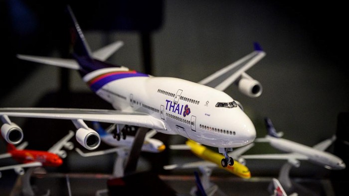 Thai Airways Kolaps Maskapai Thailand, Thai Airways, berupaya pulih dari kebangkrutan. Maskapai akan menjual 42 pesawat dan mem-PHK sepertiga tenaga kerjanya untuk mengurangi biaya operasional.