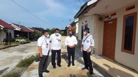 Direktur Utama PT Bank Tabungan Negara (Persero) Tbk. Haru Koesmahargyo (kedua kiri) bersama Wakil Menteri Keuangan RI Suahasil Nazara (kedua kanan), Direktur PPDPP Kementerian PUPR Arief Sabaruddin (kanan), dan Direktur Utama PT Sarana Multigriya Finansial (Persero) Ananta Wiyogo (kiri) melakukan kunjungan ke lokasi perumahan subsidi yang memperoleh fasilitas KPR FLPP BTN di Pekanbaru, Selasa (2/11).