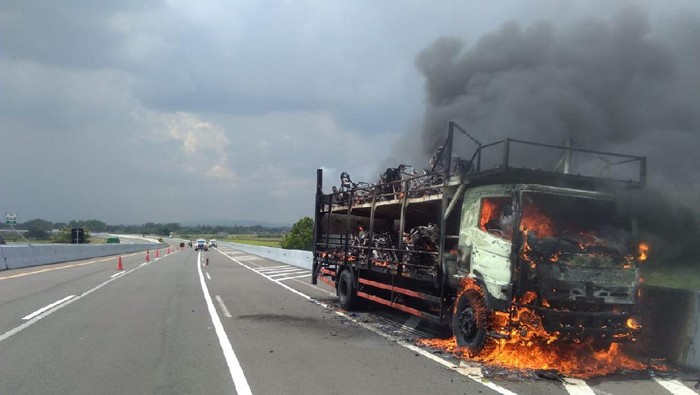 truk Fuso yang memuat 39 sepeda motor ludes terbakar di Tol Nganjuk KM 669.200 A