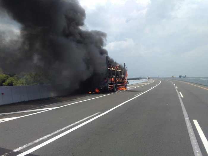 Truk Gendong 39 Motor Baru Ludes Terbakar di Tol Nganjuk