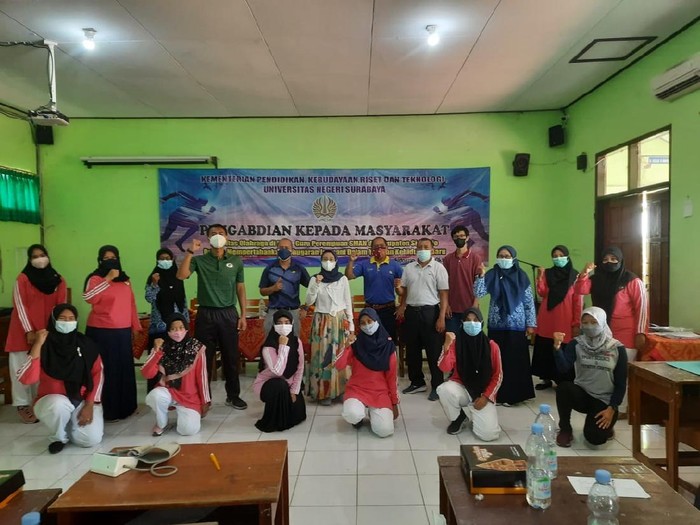 Selama pandemi COVID-19, kegiatan belajar mengajar dilakukan secara daring. Itu membuat banyak guru mengeluh sakit leher, punggung dan kaki kerena sering menatap layar.
