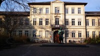 Selama era Nazi, banyak dosen Universitat Heidelberg, Jerman dikirim ke kamp konsentrasi. Dikutip dari laman Times Higher Education (THE), papan tulis di ruang kelas lama terkadang tampak terhapus sendiri dan kadang dipenuhi oleh tulisan-tulisan misterius.Sejumlah mahasiswa juga mendengar suara perempuan menangis dan menjerit di pusat medis kampus, yang dahulu menjadi tempat sterilisasi paksa perempuan di masa Nazi. Beberapa juga mengklaim mencium bau terbakar di tempat yang dahulu menjadi lokasi pembakaran buku-buku yang dilarang pada masa sebelum Perang Dunia II. Foto: Wikimedia Commons