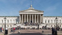 University College London (UCL), Inggris dikenal dengan sosok perempuan kecil bernama Emma. Legendanya, ia akan datang jika kamu menyebut namanya tiga kali. Sosoknya disebut sebagai korban kekerasan di terowongan yang kelak menghubungkan kampus UCL kini dengan gedung Cruciform yang lebih tua. Foto: Wikimedia Commons