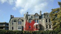 University of Saint Andrews dikenal sebagai kampus berhantu dengan penampakan sosok White Lady of Saint Andrews, perempuan muda berbaju putih yang mengelilingi kawasan gereja kampus di malam hari, khususnya di bulan Oktober dan November. Dikutip dari laman QS Top Universities, di menara St. Rule gereja, sosok rahib kerap tampak mengawal pengunjung agar aman menjelajahi menara. Foto: Wikimedia Commons